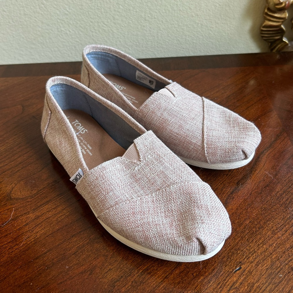 NWOT Toms pale pinkish color flats with silver threads through out